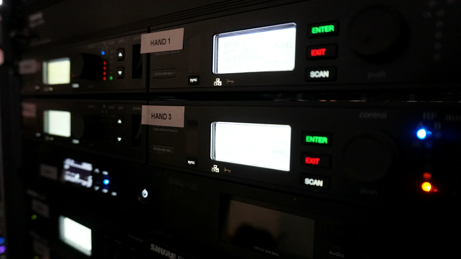 Receptores inalámbricos usados para controlar la microfonía profesional de un evento