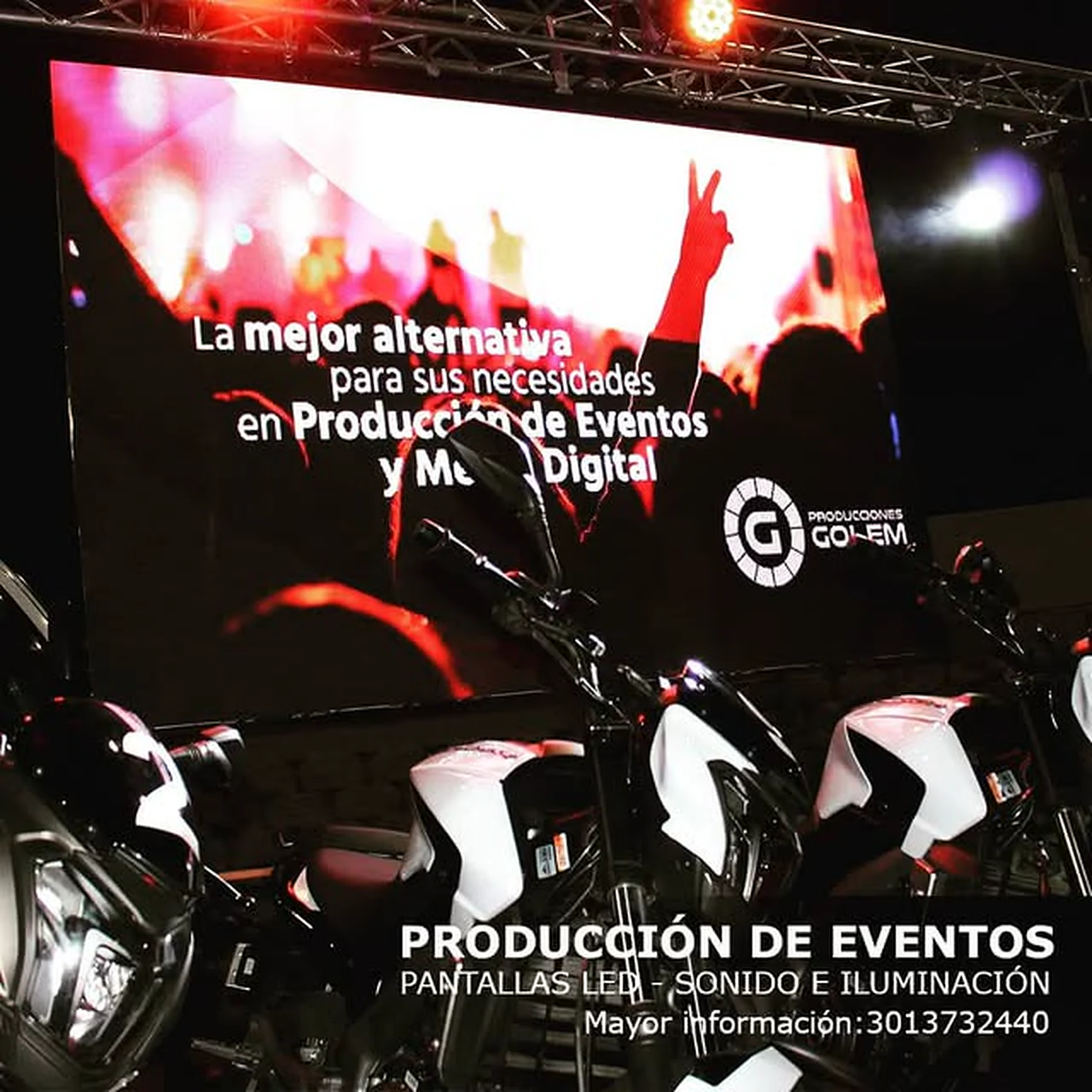 Pantalla LED, estructura e iluminación en una activación de Innovation Motos