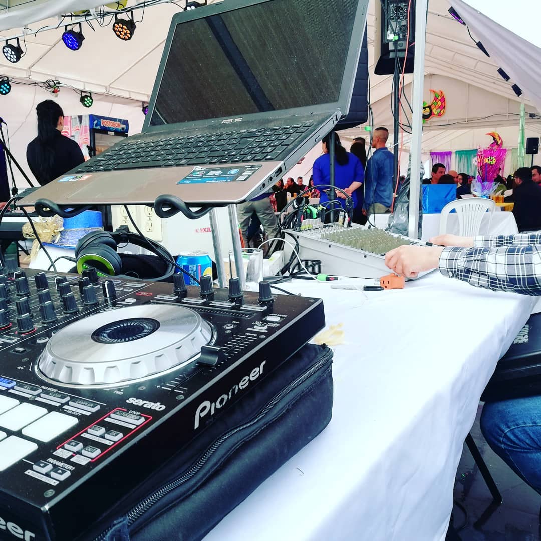 Consola y puesto de operación musical durante el evento empresarial de Madeformas