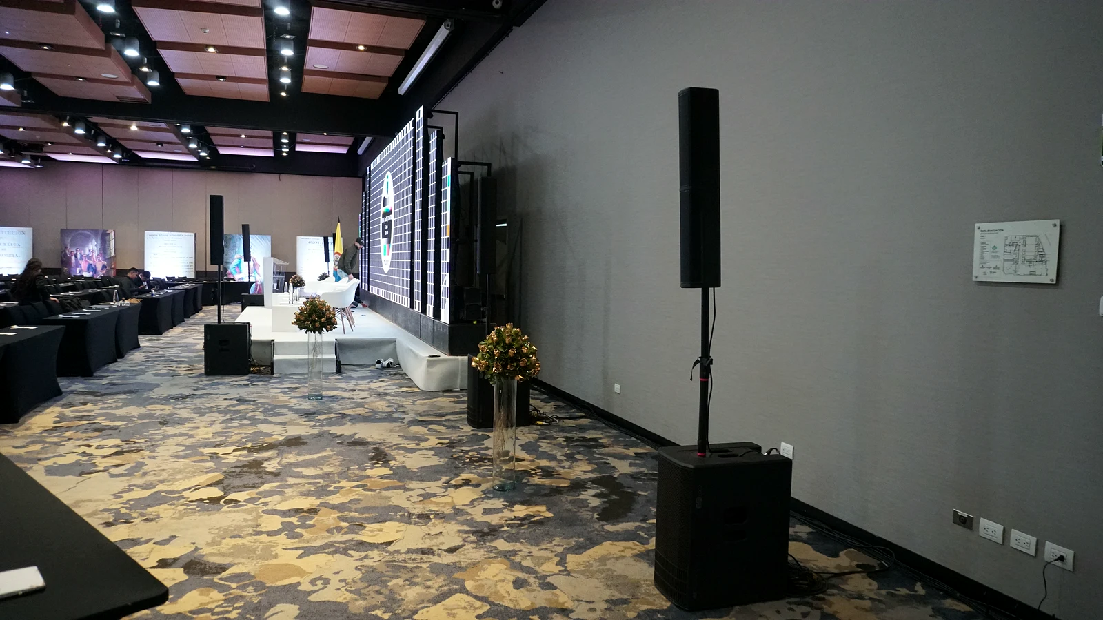 Montaje real con pantalla, sistema de sonido y escenario corporativo
