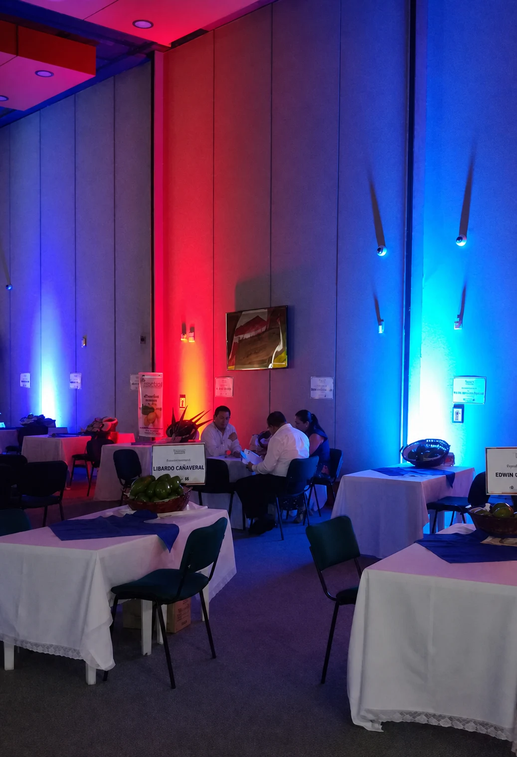 Iluminación arquitectónica roja y azul en un evento real