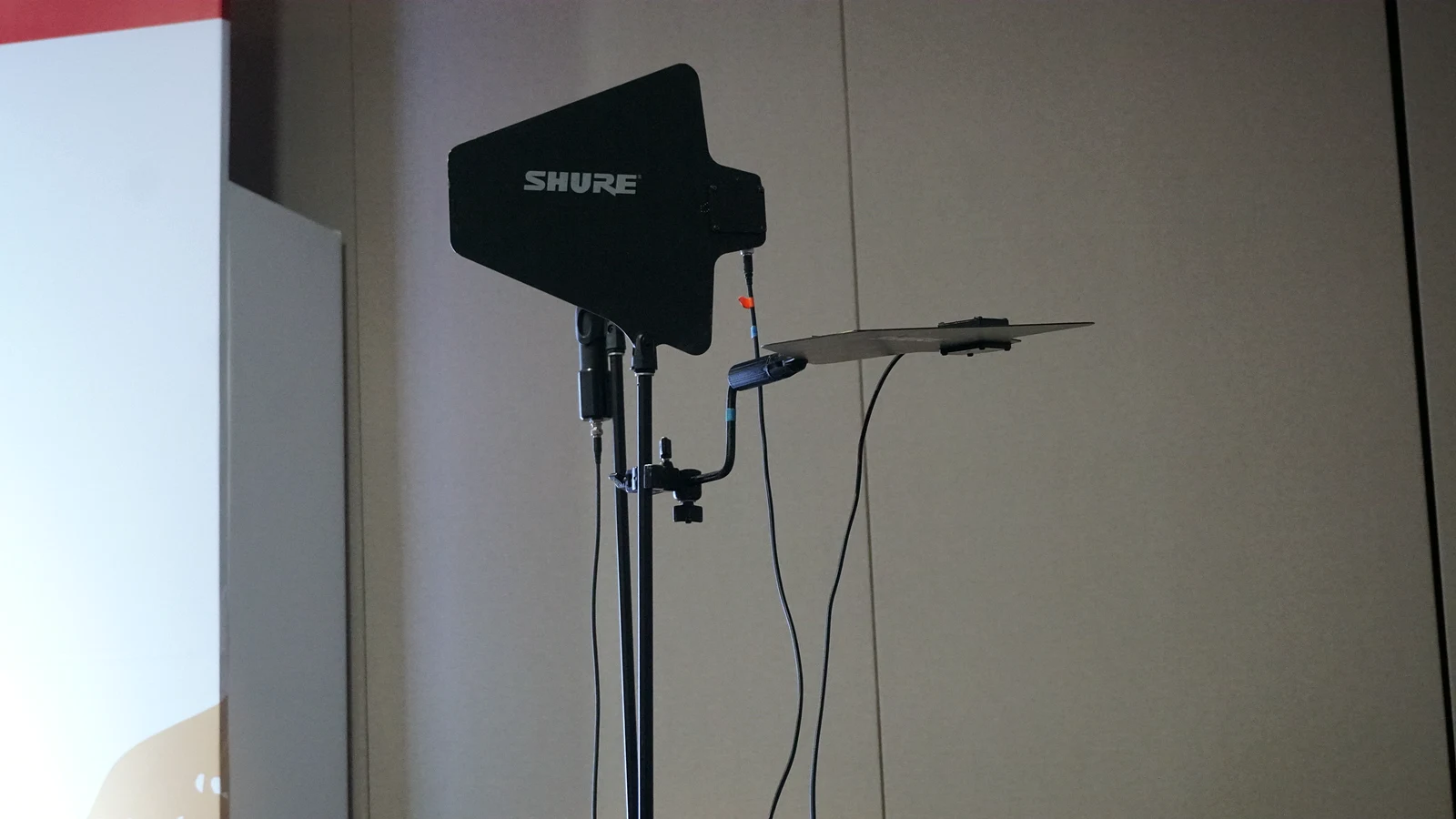 Equipo de teleprompter y señal instalado en una producción real